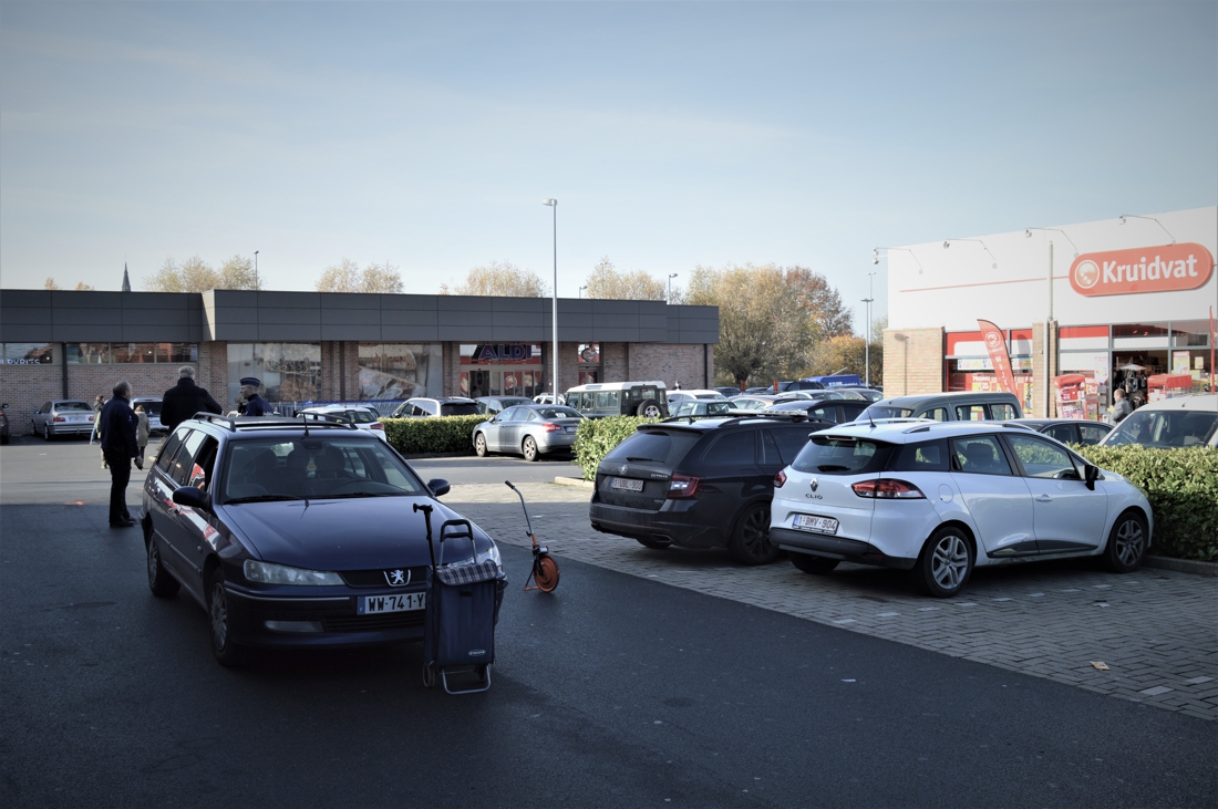 Man (82) in kritieke toestand na aanrijding op parking