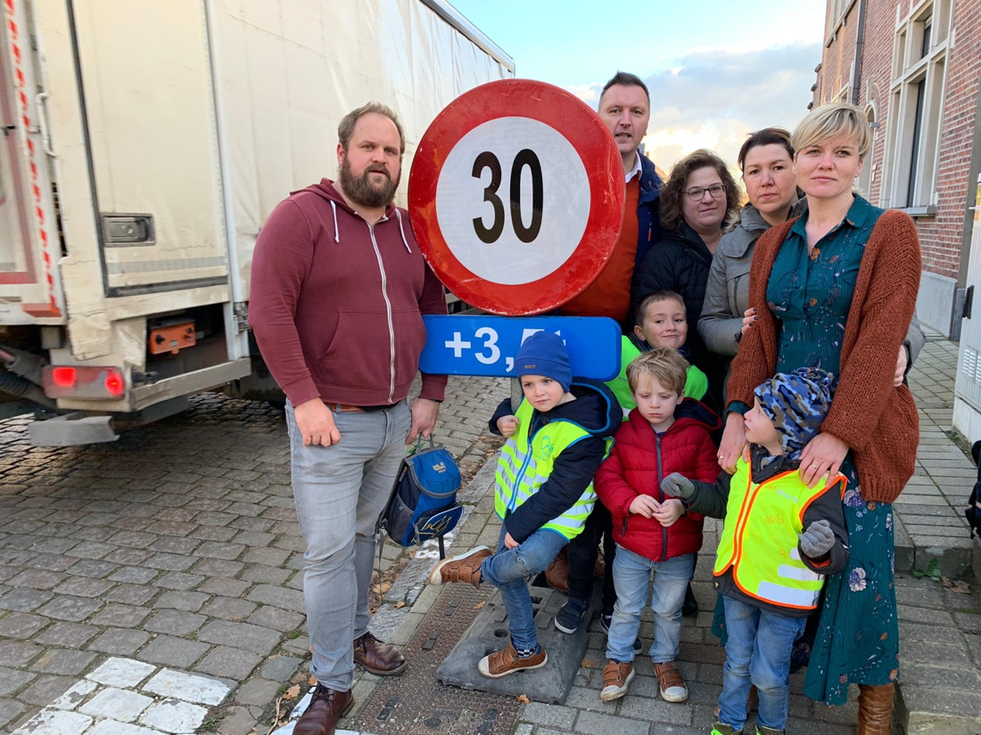 Deze ouders kunnen het niet meer aanzien: “Levensgevaarlijke situaties aan school door tijdelijke omleiding”