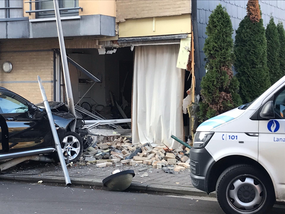 Auto rijdt flat binnen: bewoonster (74) ontsnapt dankzij bezoekje