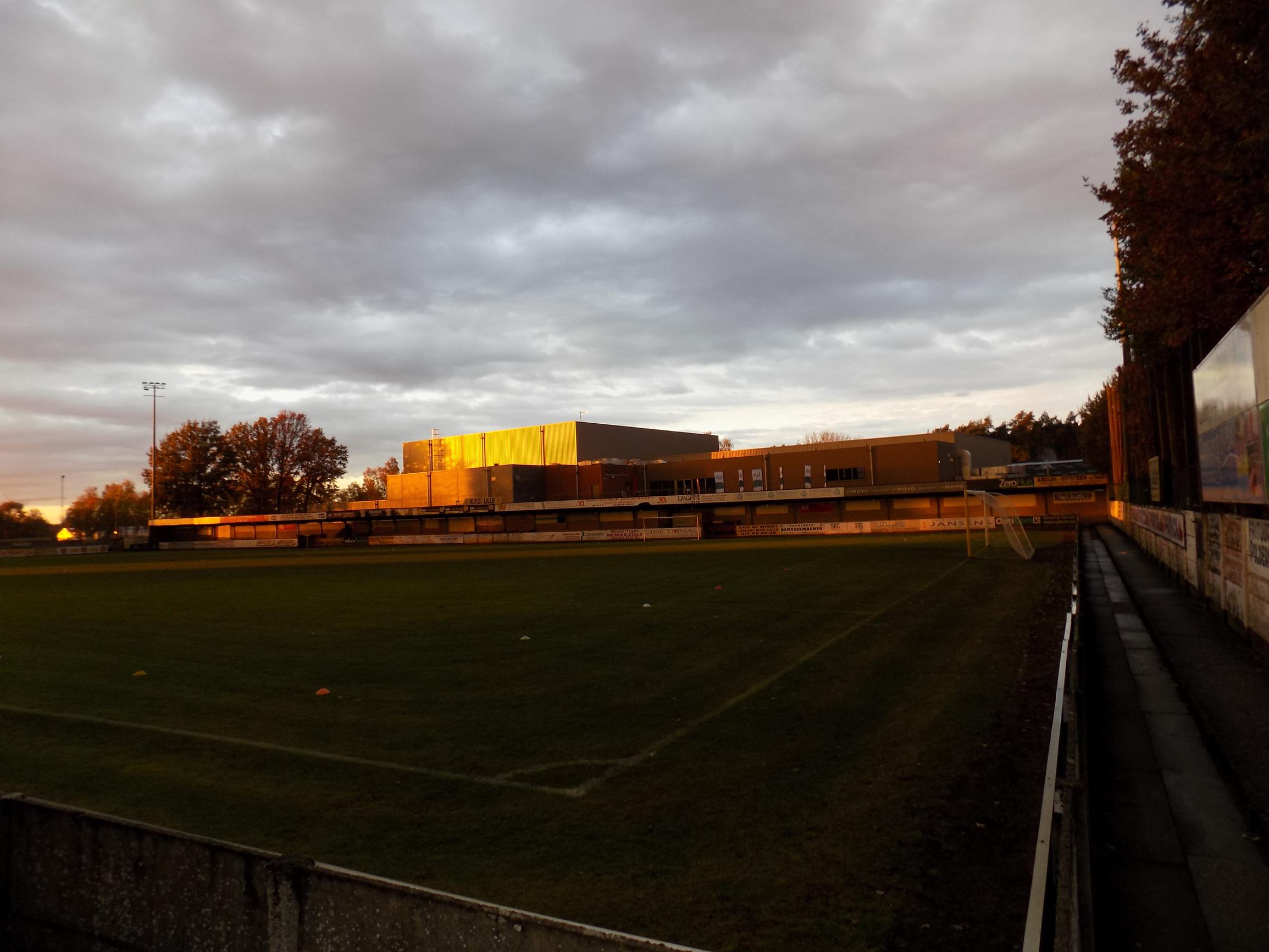 Moet voetbalclub plaats maken voor zwembad?