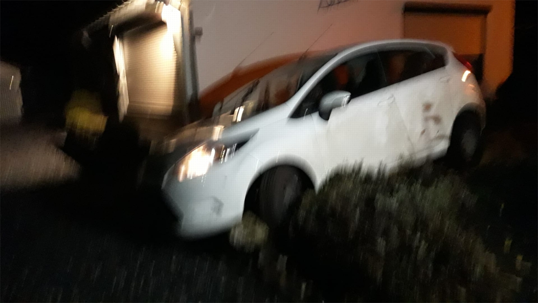 Auto belandt in tuin