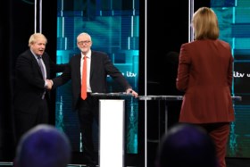 Johnson en Corbyn kiezen in eerste tv-debat de aanval (en kerstcadeaus)