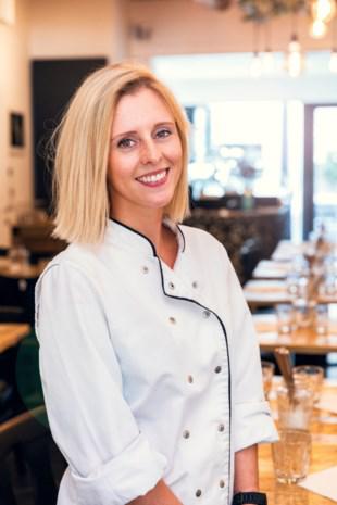Kokkin Francesca scoort met varken tijdens wedstrijd