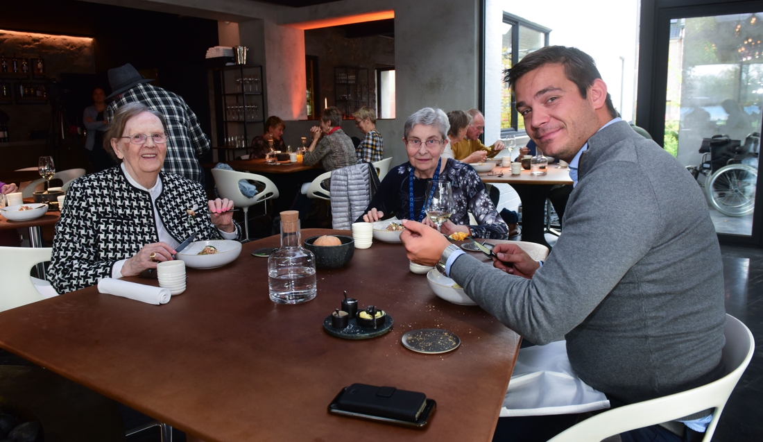 Bewoners van woonzorgcentrum smullen van haute cuisine: “Het is niet omdat ze de naam van de vis niet meer kennen, dat ze de smaak niet meer appreciëren”