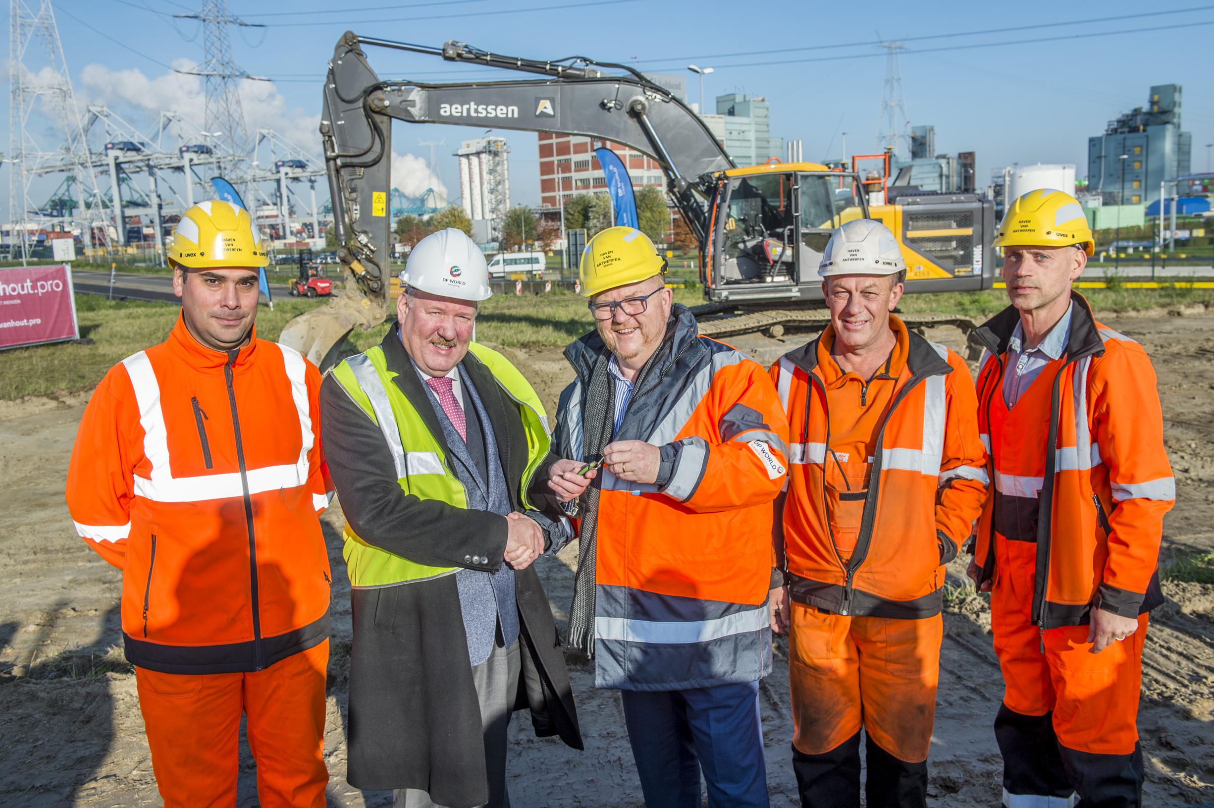 Eerste spadesteek van gebouw voor 500 arbeiders DP World aan Deurganckdok