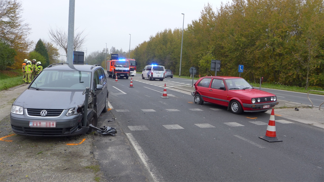 Botsing nadat wagen was gestopt voor overstekende fietser