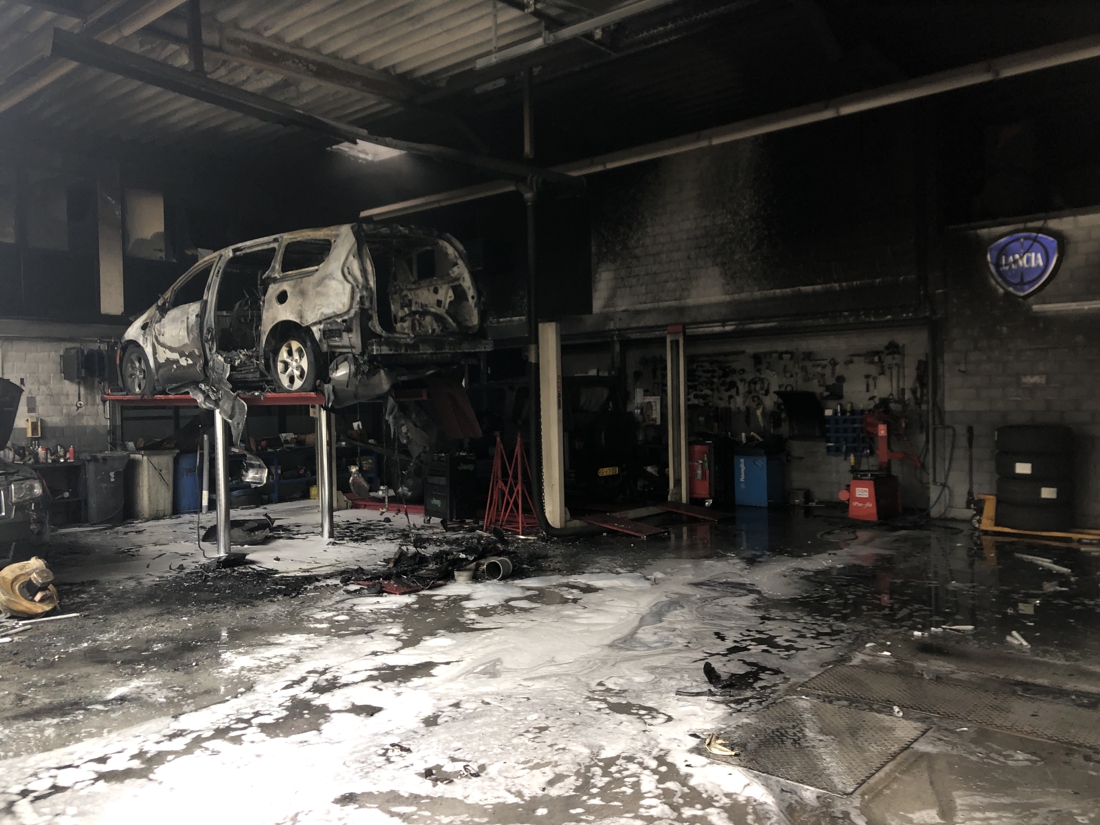 Jeep-werkplaats in de as, brandweer laat hybride wagen extra afkoelen