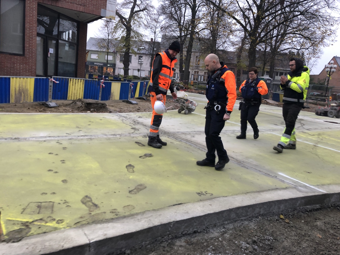 Heraanleg van dorpscentrum is bijna klaar en dan gebeurt dit met het pas gegoten beton: “Hier is mijn verstand te klein voor”