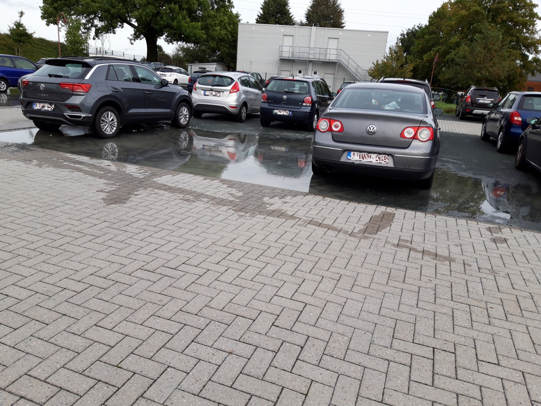 Wie aan deze school parkeert, krijgt natte voeten: “Na een plensbui staat de parking onder water”