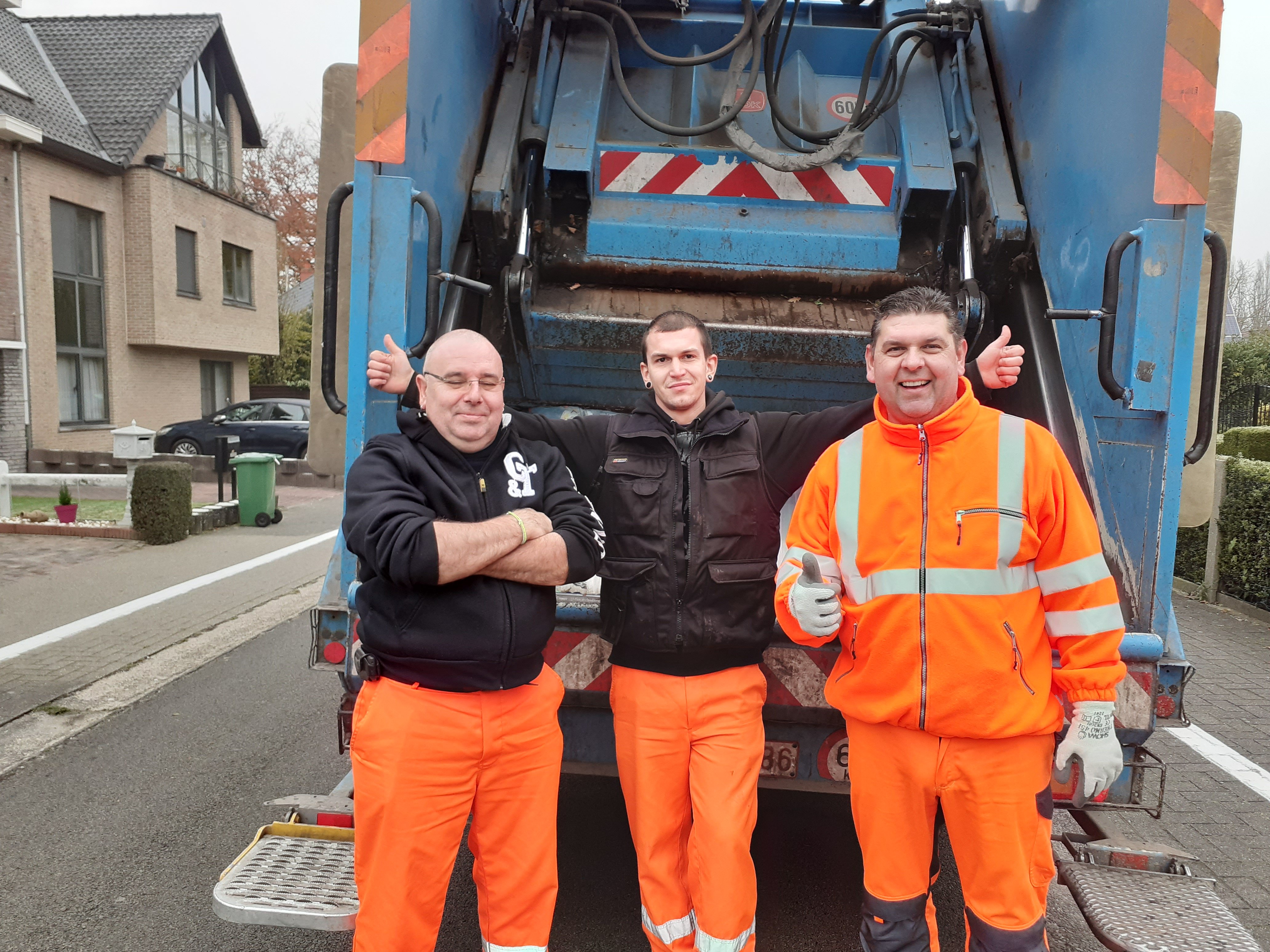 Directie- en bestuursleden springen mee op de vuilniskar