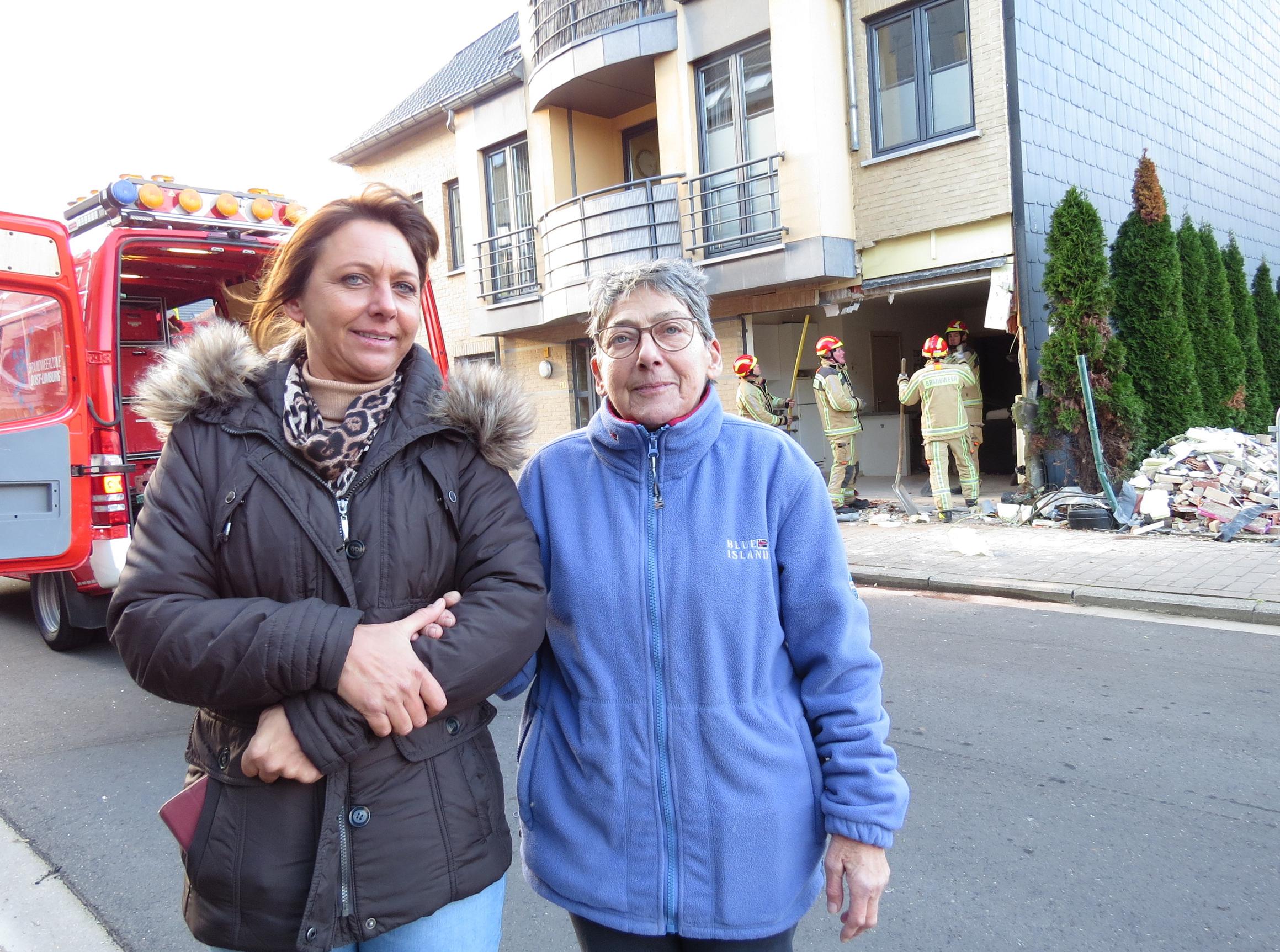 Auto boort zich door gevel appartementsblok