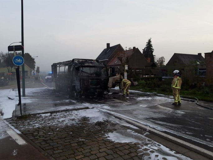 Schoolbus brandt volledig uit in Sint-Laureins