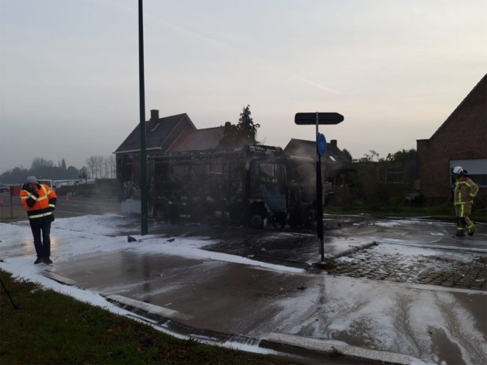 Schoolbus brandt volledig uit in Sint-Laureins