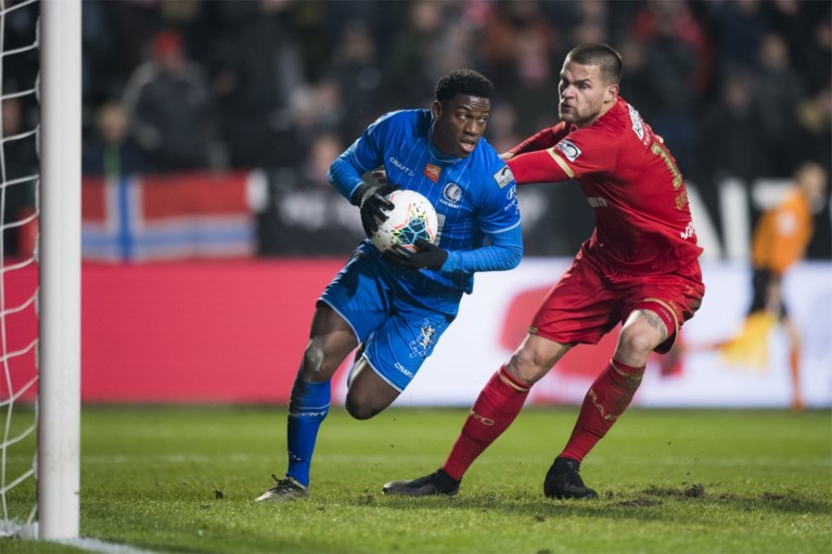 Gent-coach Jess Thorup blikt vooruit en leert uit fouten na nederlaag tegen Antwerp: “Zondag moeten we Mbokani lam leggen”