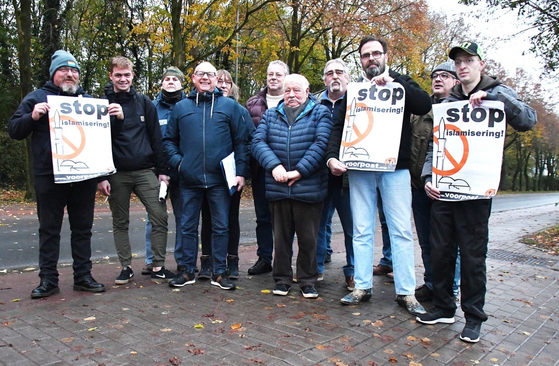 Voorpost en Vlaams Belang betogen tegen schooluitstap naar Mechelse moskee