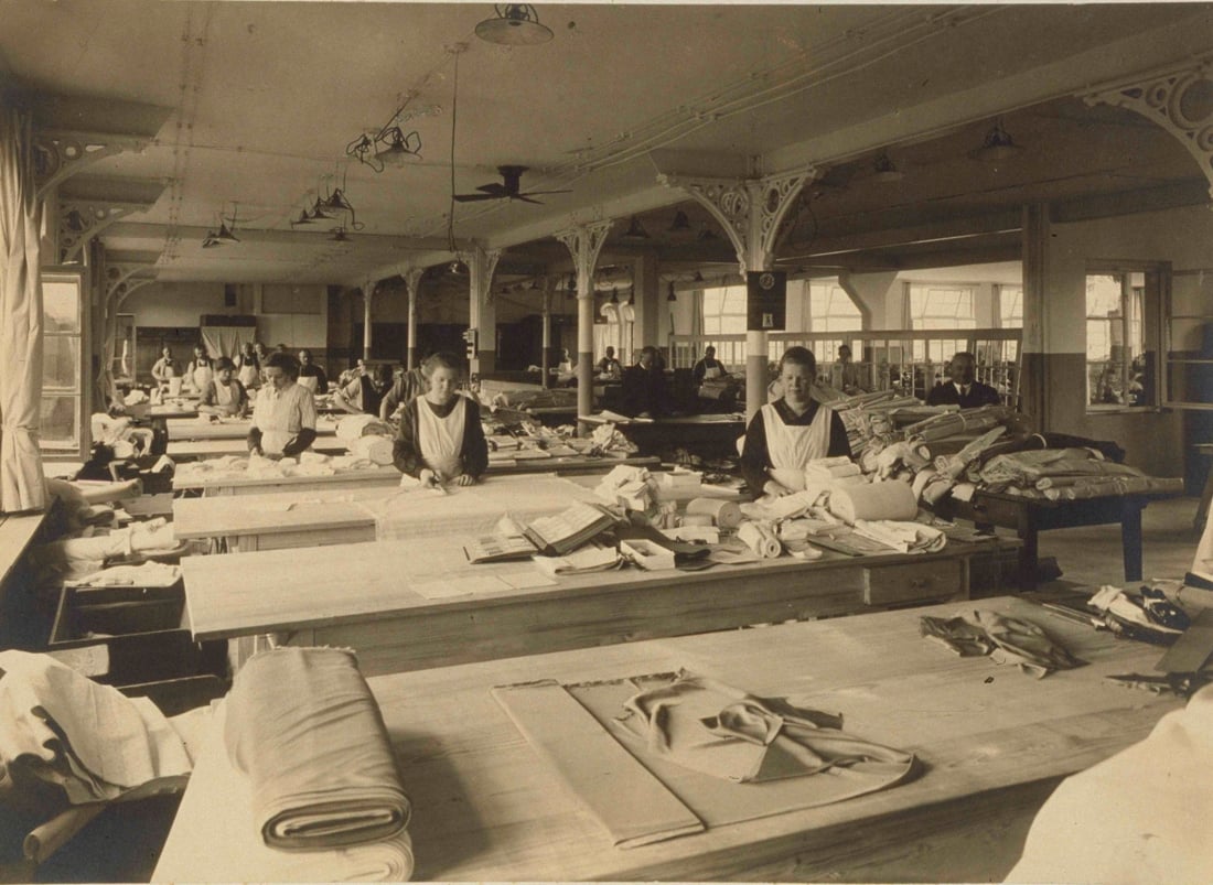 Van de Velde viert 100 jaar verleiding: of hoe een klompenmaker een oude schoenfabriek opkoopt en zo het verhaal van een wereldvermaard lingeriebedrijf start