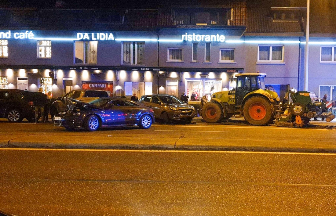 Tractor ramt geparkeerde auto’s voor restaurant Da Lidia
