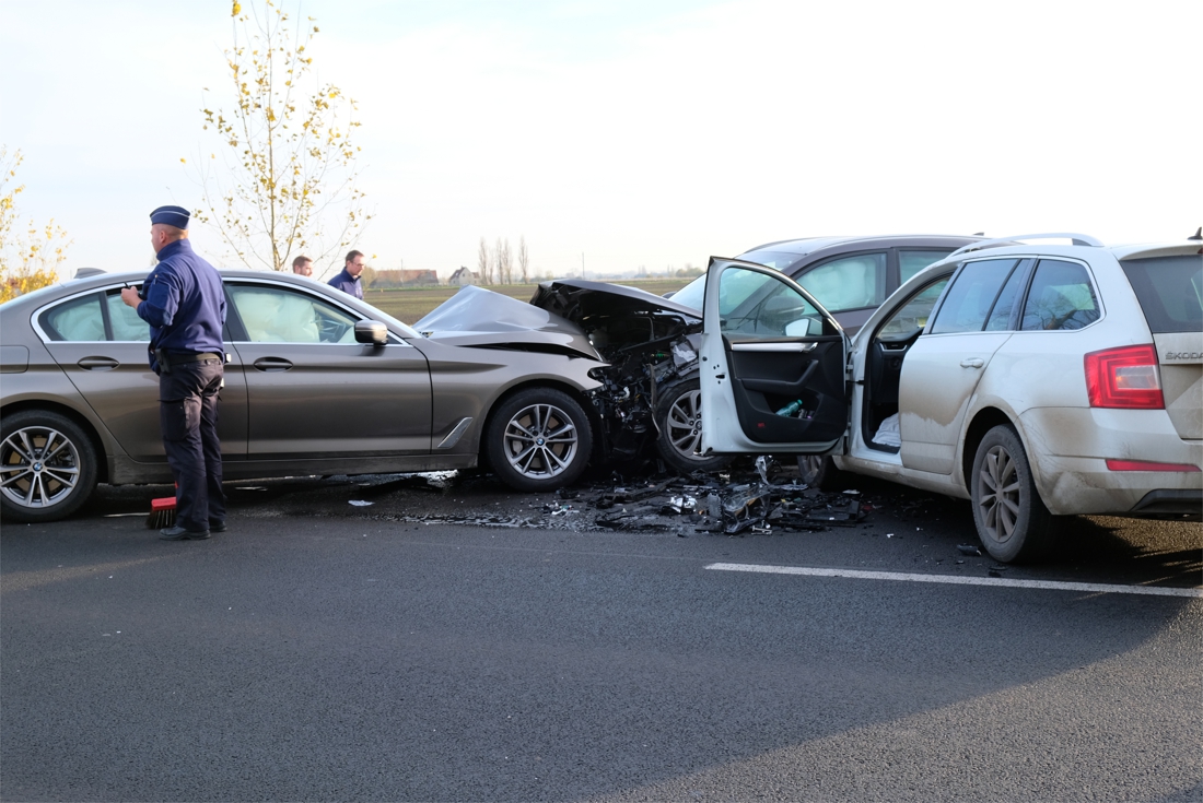 Drie wagens vernield na frontale crash, bestuurders lichtgewond