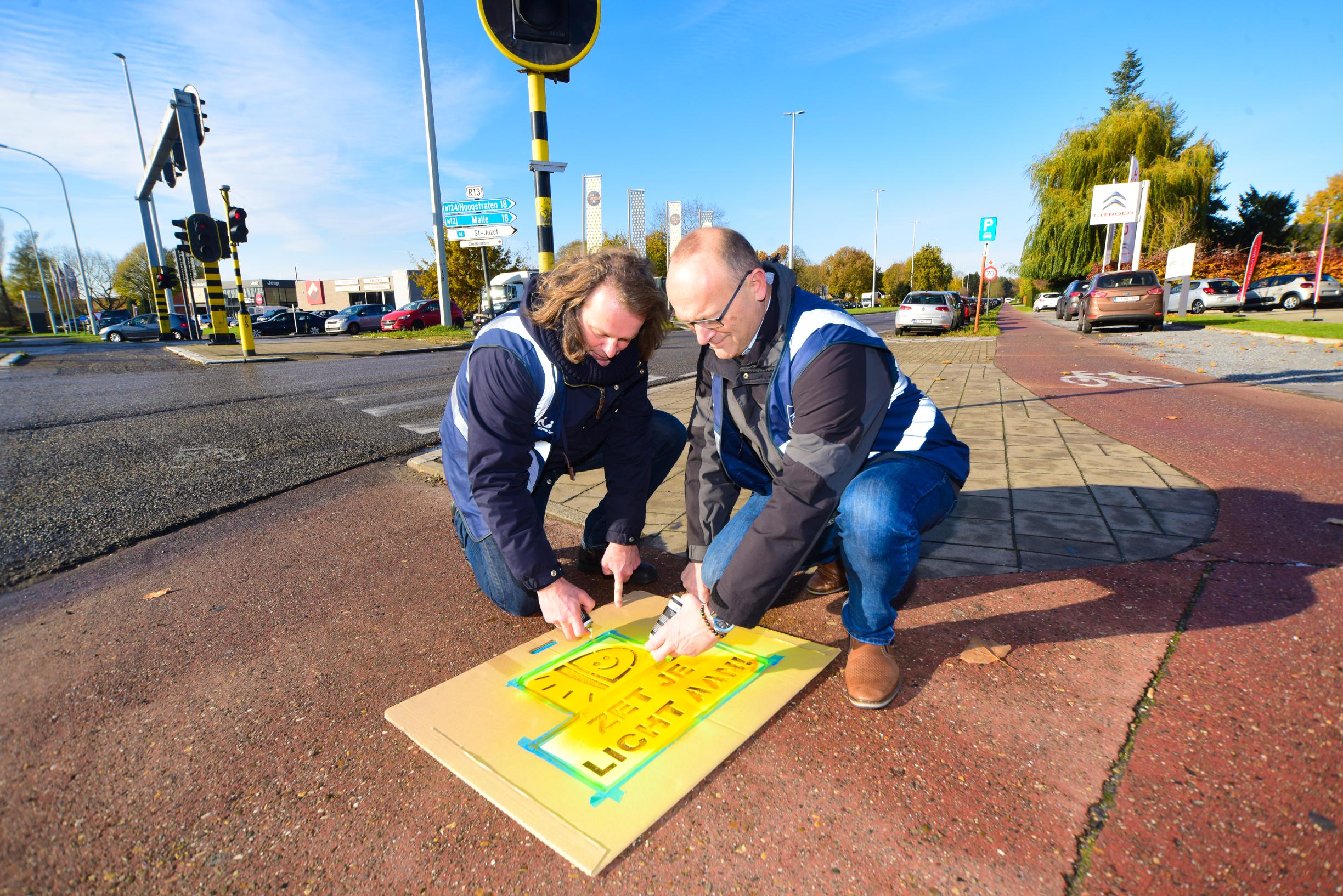 Street tags laten fietsers aan hun licht denken