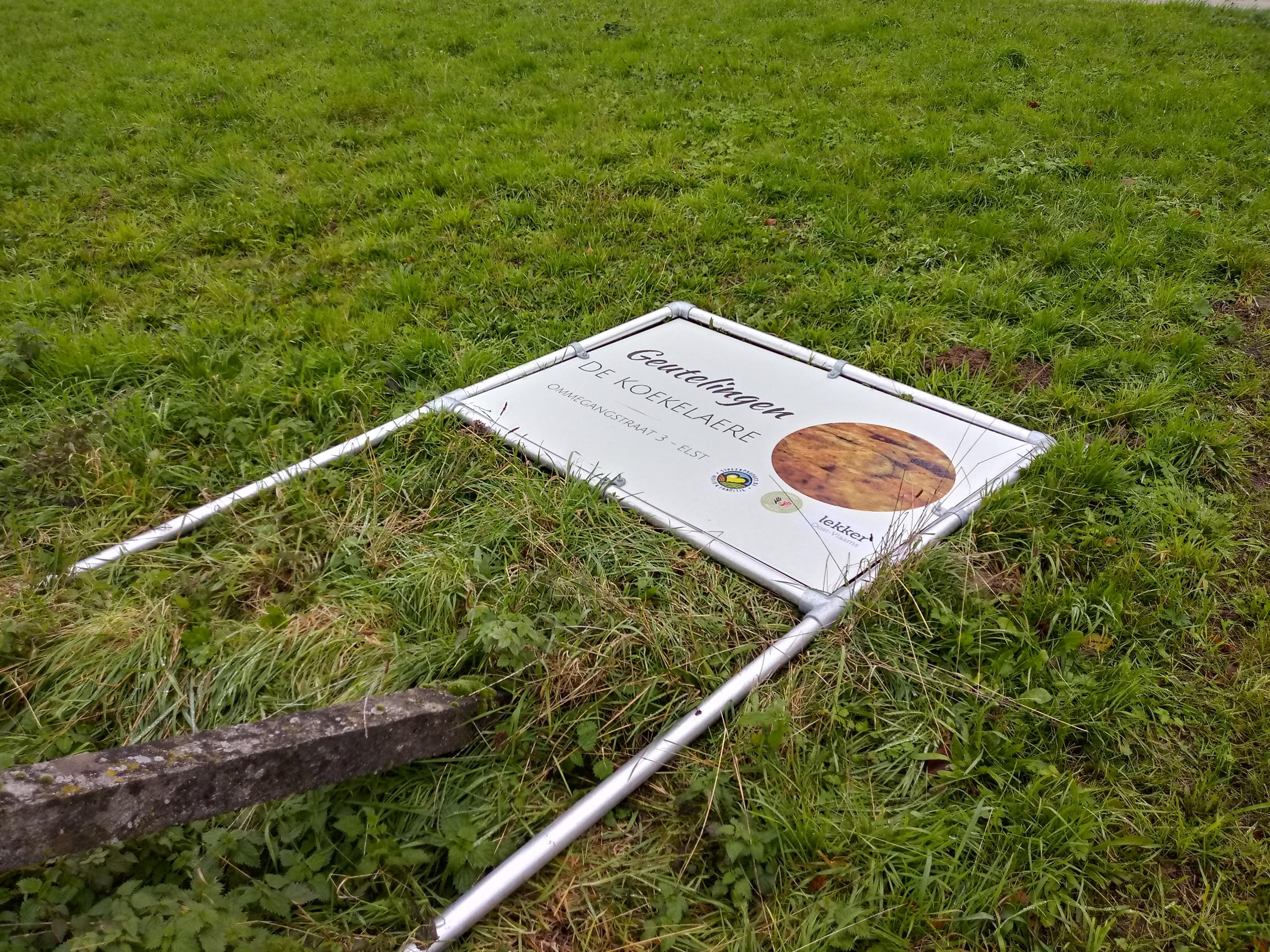 Reclamepanelen Geutelingen De Koekelaere uit grond getrokken