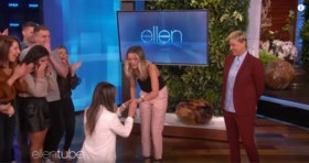 Ouders weigeren naar huwelijk tussen twee vrouwen te komen, maar talkshowhost Ellen DeGeneres zorgt voor een verrassing