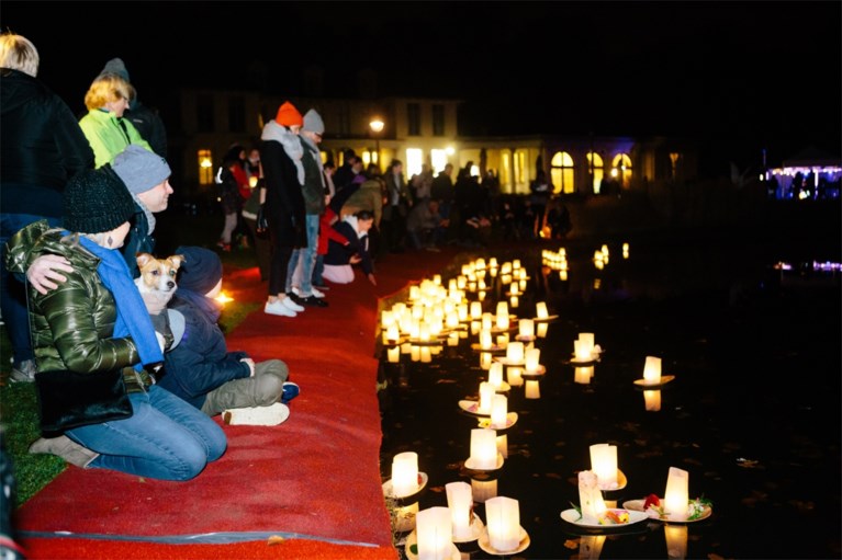 Familie en vrienden van Julie Van Espen laten herdenkingsbootjes te water in Rivierenhof