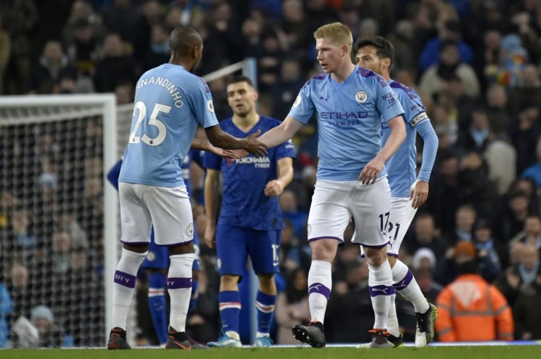 Kevin De Bruyne scoort en helpt Manchester City voorbij Chelsea in Engelse topper