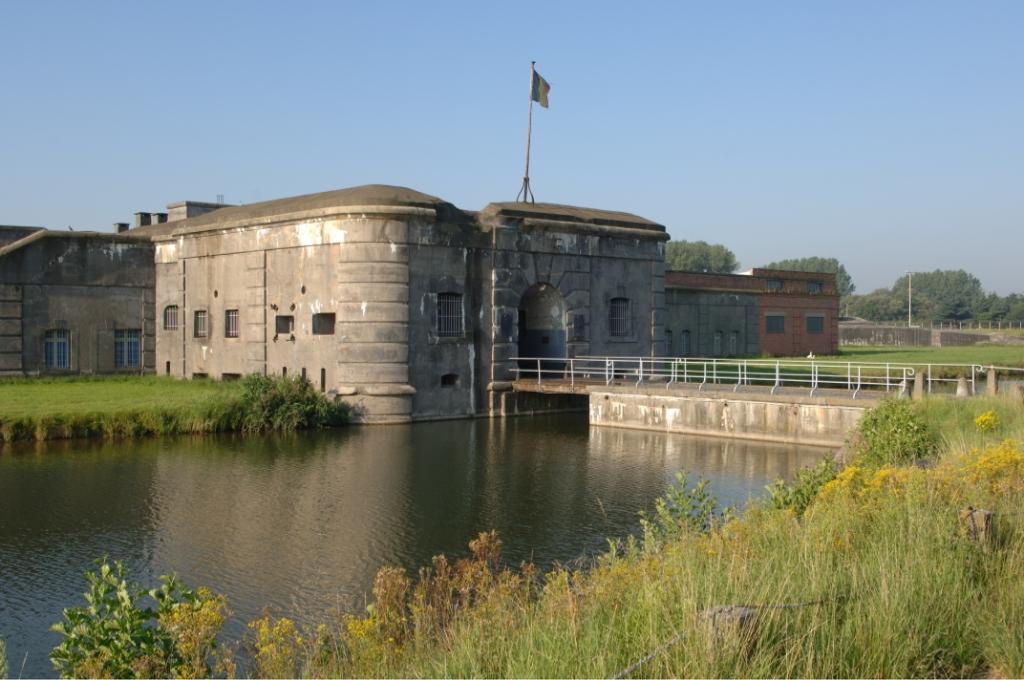 Bezoeker brengt Hitlergroet in Fort van Breendonk, Vlaams Belang distantieert zich van extreemrechtse groepering: “Zelfde groepje idioten”