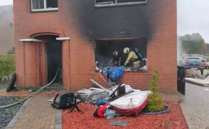 Gezin met vier kinderen staat op straat na zware brand. “We hoorden mensen schreeuwen, maar zagen niks meer voor onze ogen”