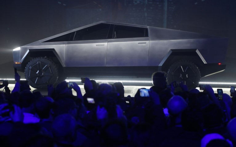 Demonstratie van nieuw Tesla-model gaat helemaal de mist in: “Je kan hier zelfs geen krasje op maken”