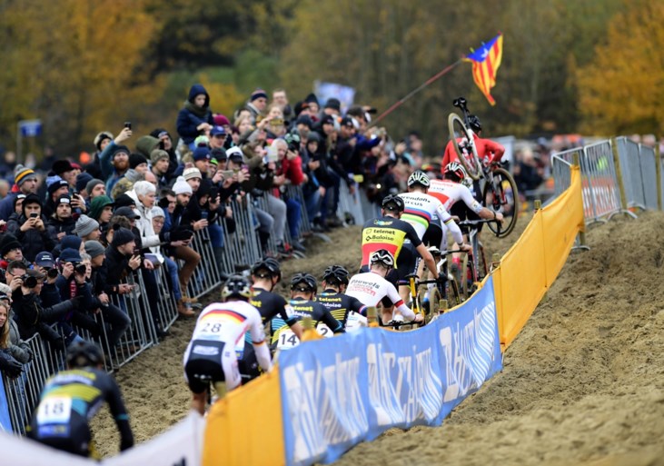 Demonstratie in de duinen: Mathieu van der Poel triomfeert ook in Koksijde