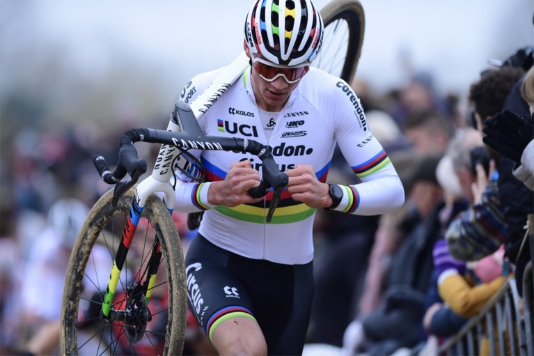 Demonstratie in de duinen: Mathieu van der Poel triomfeert ook in Koksijde