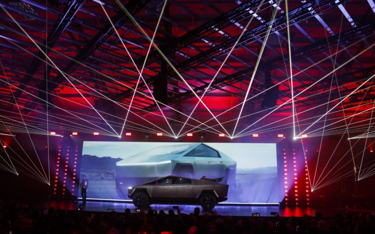 Demonstratie van nieuw Tesla-model gaat helemaal de mist in: “Je kan hier zelfs geen krasje op maken”