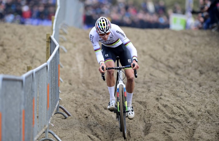 Demonstratie in de duinen: Mathieu van der Poel triomfeert ook in Koksijde