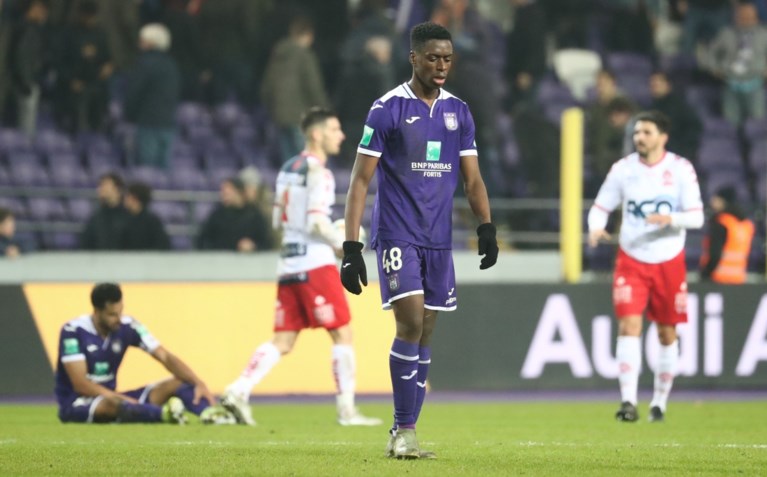 Standard-speler Paul-José Mpoku duikt op in de loges van Anderlecht voor wedstrijd van broertje Sambi Lokonga: “Eerst broers, dan pas concurrenten”