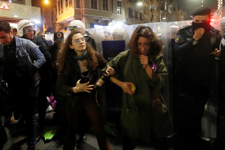 Politie probeert protest tegen geweld op vrouwen te stoppen met traangas en plastic kogels