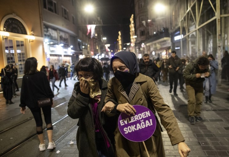 Politie probeert protest tegen geweld op vrouwen te stoppen met traangas en plastic kogels