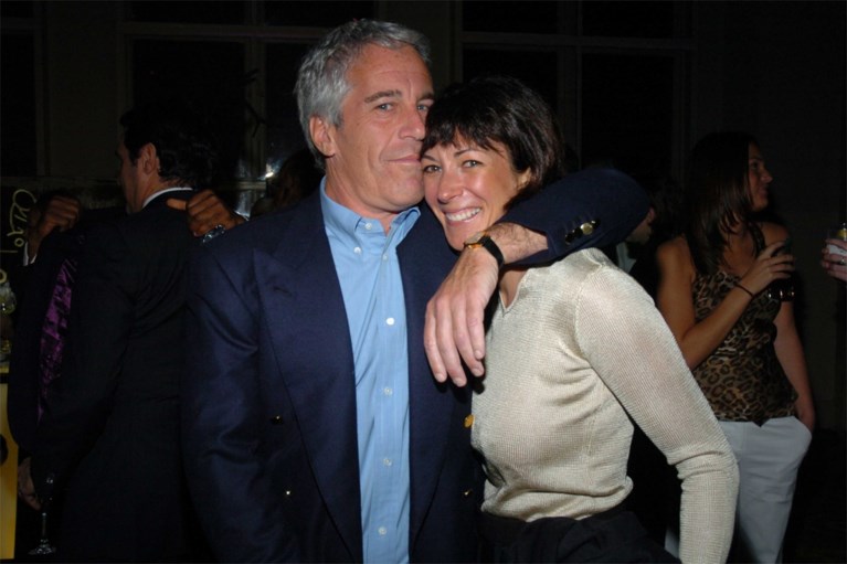 Vriendin Jeffrey Epstein vertelt hoe ze meisjes regelde voor de miljardair, maar ontkent dat ze voor seks kwamen