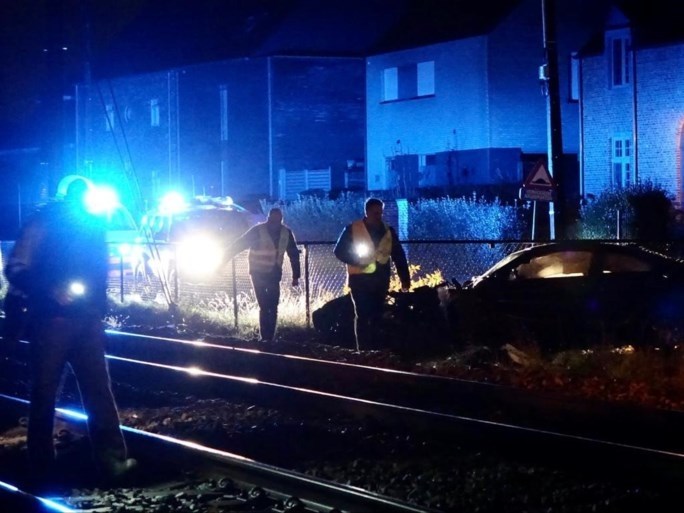 Vervangbussen ingelegd nadat trein inrijdt op auto die vastraakte op sporen
