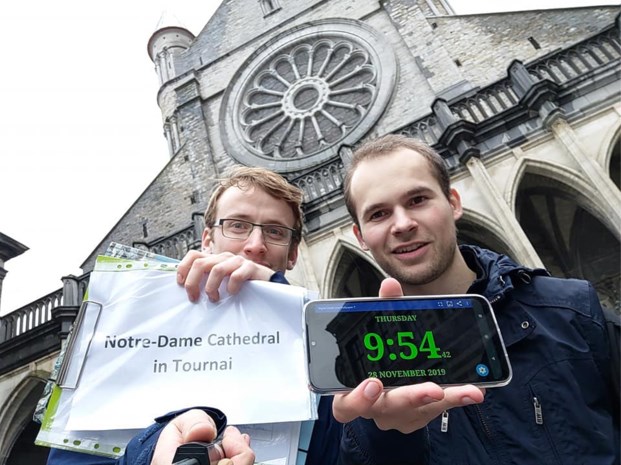 Zelfs een verkeersongeval kan Klaas en Nicholas er niet van weerhouden hun overleden vriend te eren met een wereldrecord