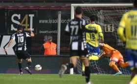 Charleroi gedeeld tweede na nieuwe zege: Kaveh Rezaei duwt Waasland-Beveren nog wat dieper in de put