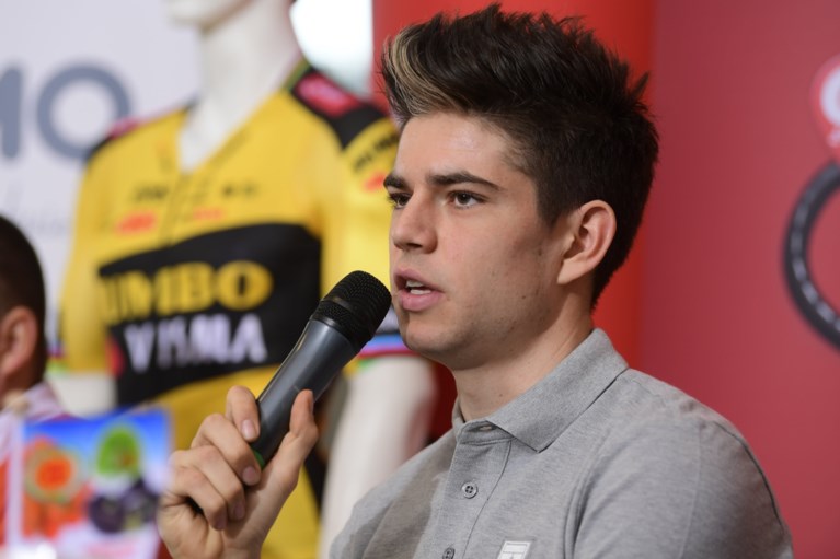 Wout van Aert kondigt zijn comeback aan in het veld (en doet dat met een gloednieuwe outfit)