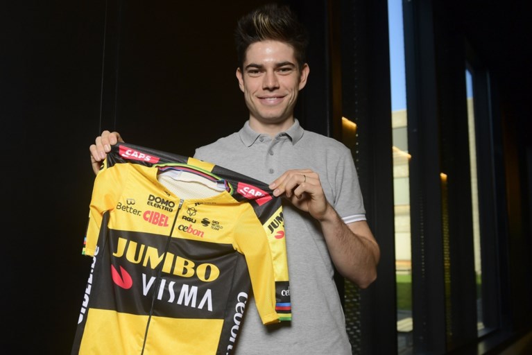Wout van Aert kondigt zijn comeback aan in het veld (en doet dat met een gloednieuwe outfit)