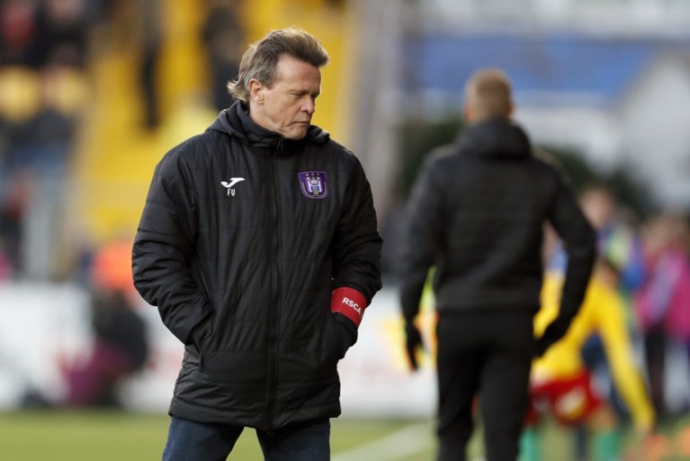 Twee weggeefgoals en een gemiste strafschop: zielloos Anderlecht doet zichzelf de das om bij Oostende
