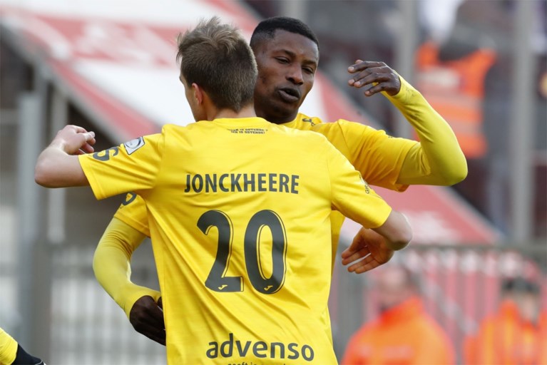 Twee weggeefgoals en een gemiste strafschop: zielloos Anderlecht doet zichzelf de das om bij Oostende