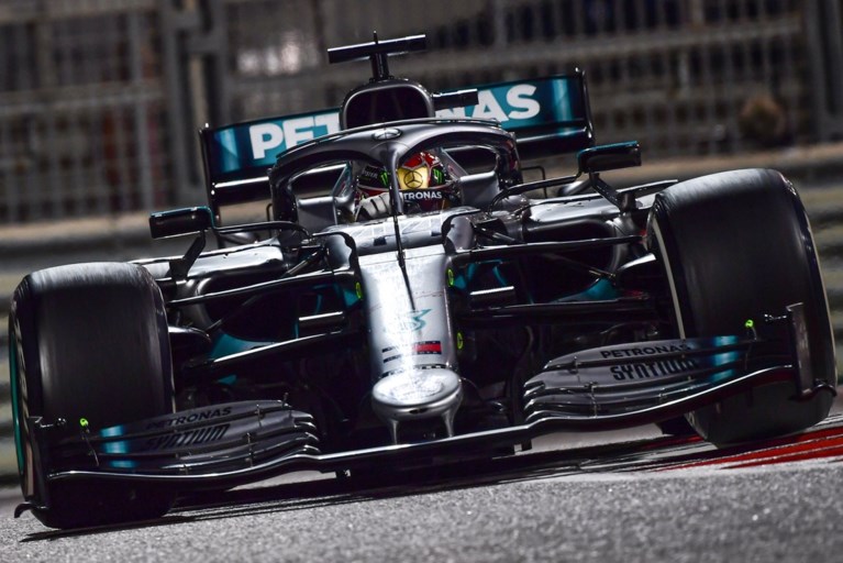 Lewis Hamilton sluit F1-seizoen op passende wijze af met nieuw record en simpele zege in Abu Dhabi