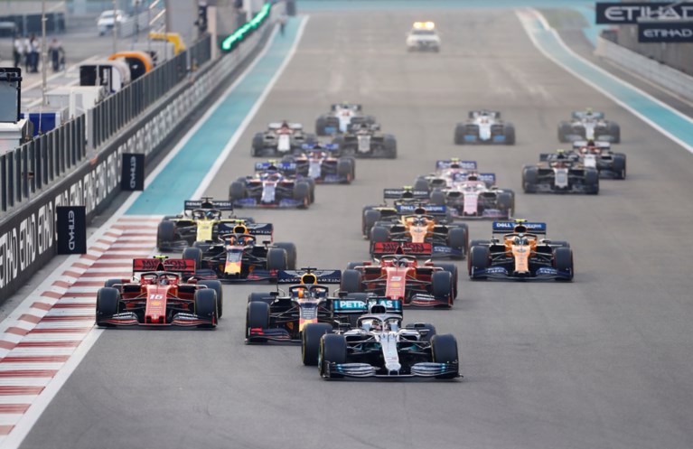Lewis Hamilton sluit F1-seizoen op passende wijze af met nieuw record en simpele zege in Abu Dhabi