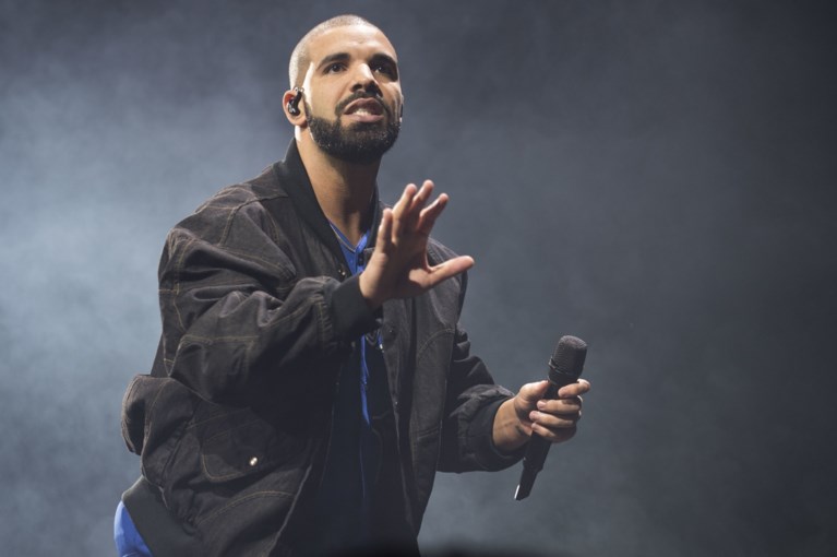 Billie Eilish (17) krijgt geregeld lieve berichtjes van bekende rapper Drake (33), haar fans vinden het “akelig”