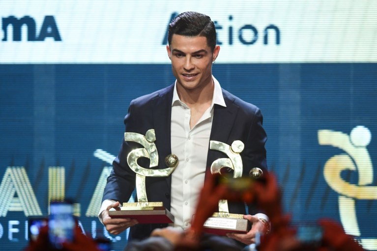 Lionel Messi ontvangt zijn zesde Gouden Bal en steekt zijn grote rivaal Ronaldo voorbij... die wel ander prijs(je) krijgt in Italië