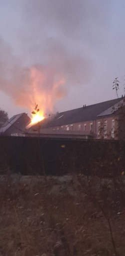 Dak vernield door uitslaande brand